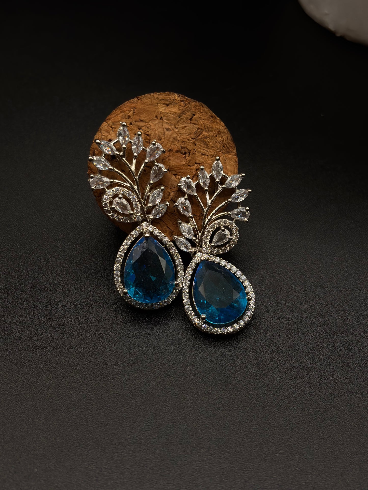 STUNNING TEARDROP SHAPED BLUE AMERICAN GEMSTONE