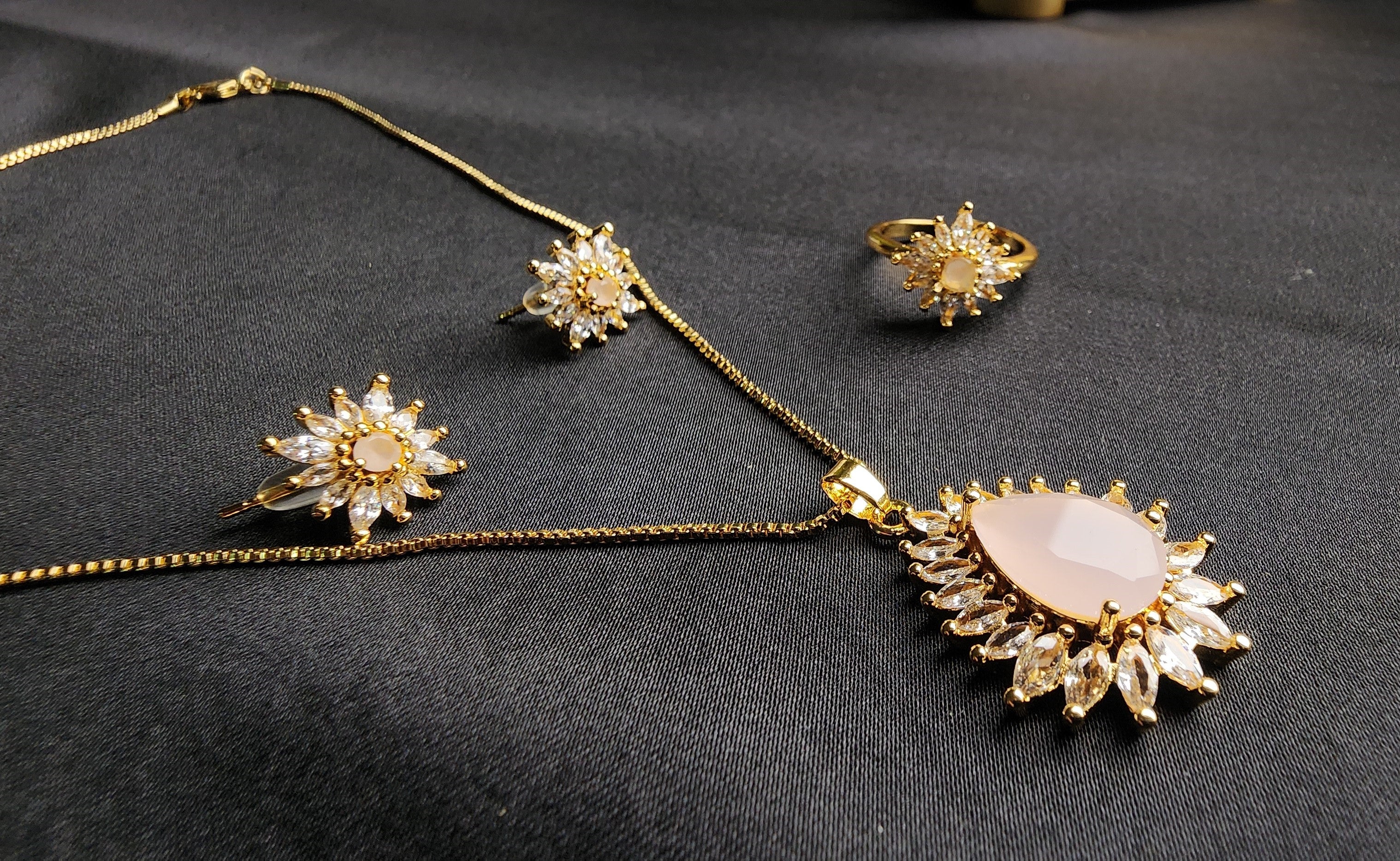 Pink Stone Big & Side Champagne Stone Outside 3-Piece Pendant Set