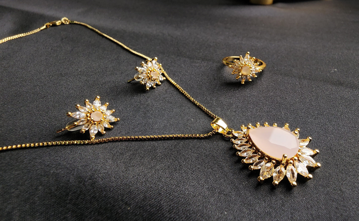 Pink Stone Big & Side Champagne Stone Outside 3-Piece Pendant Set