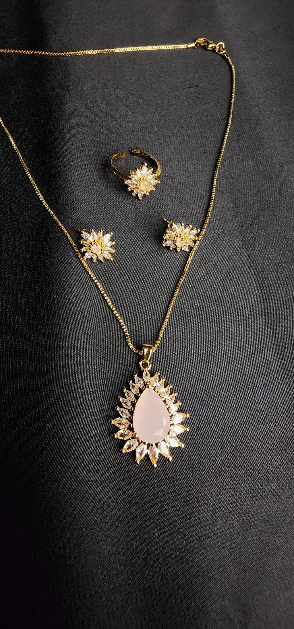 Pink Stone Big & Side Champagne Stone Outside 3-Piece Pendant Set