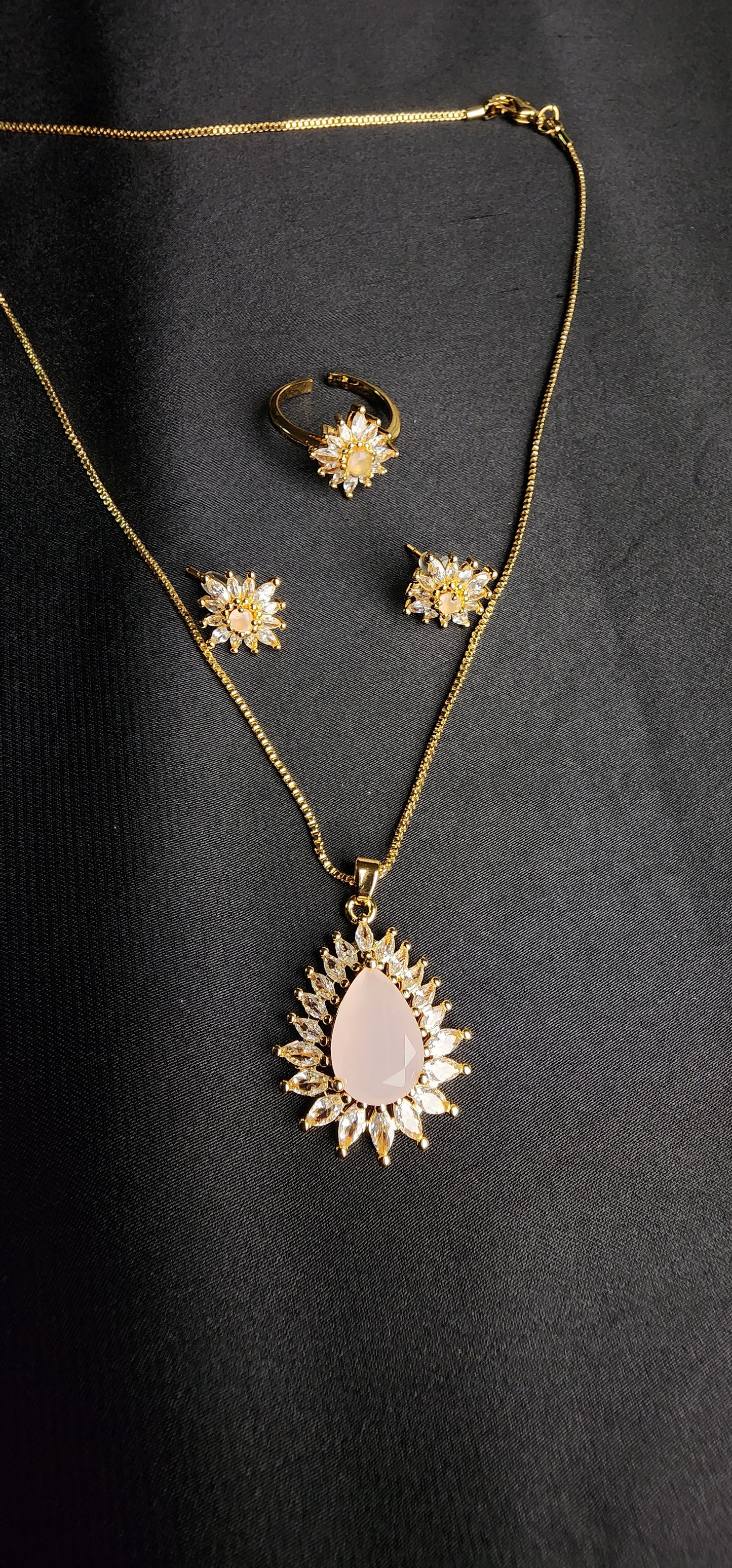 Pink Stone Big & Side Champagne Stone Outside 3-Piece Pendant Set