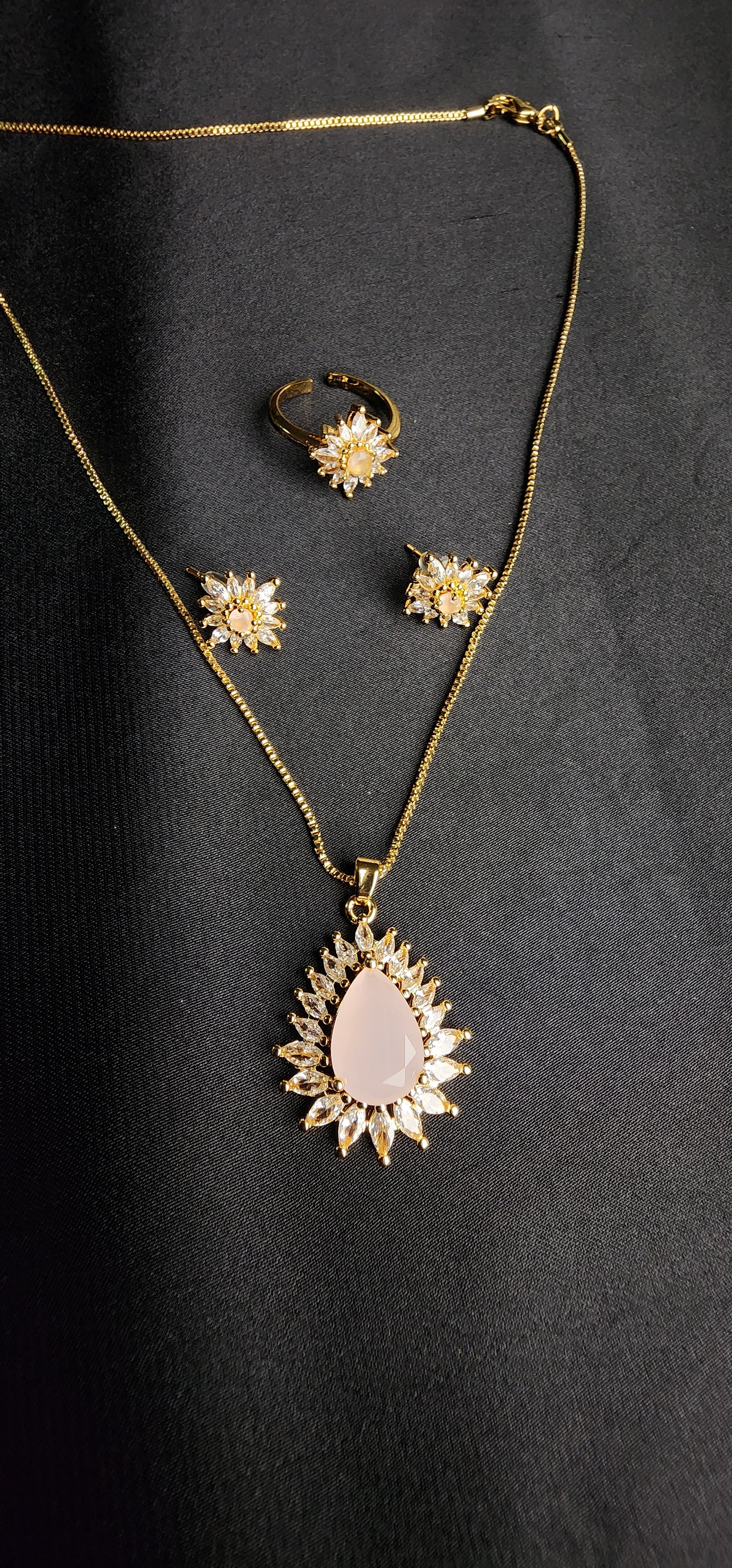 Pink Stone Big & Side Champagne Stone Outside 3-Piece Pendant Set