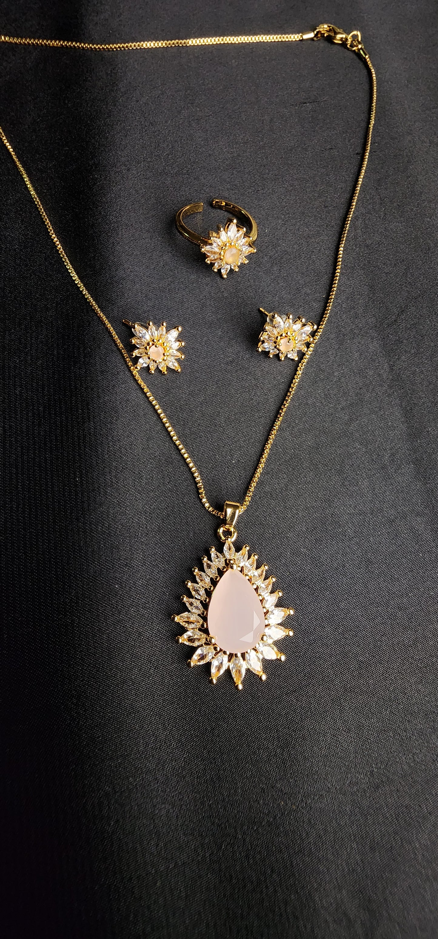 Pink Stone Big & Side Champagne Stone Outside 3-Piece Pendant Set