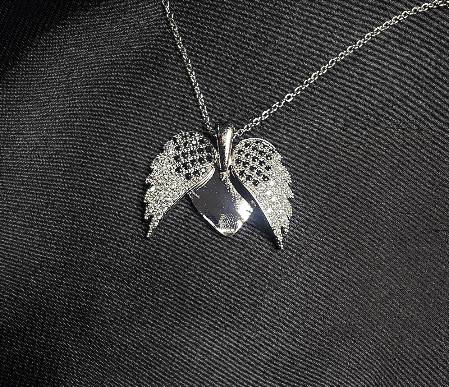 👼 Angel Wings Locket