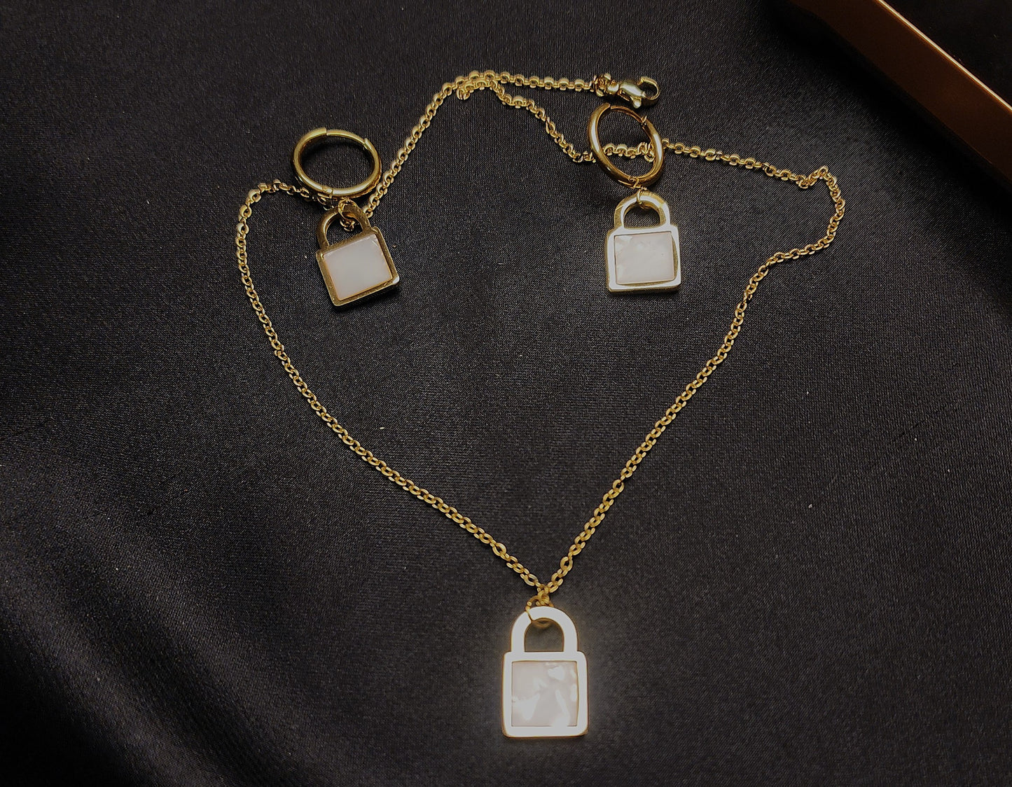 💎 Beautiful White Stone Locket Sets