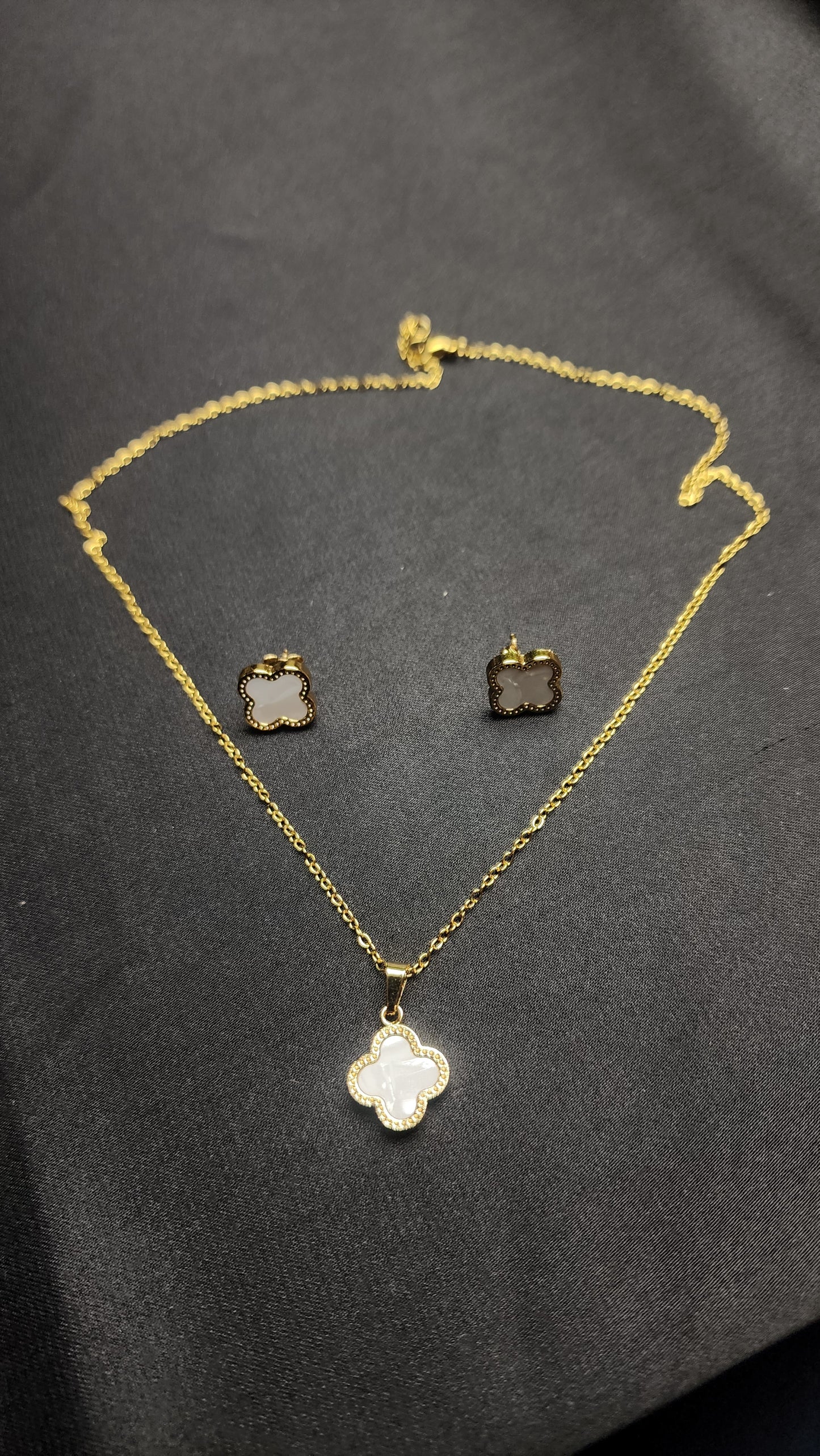 🌸 Flower Shape Locket Set