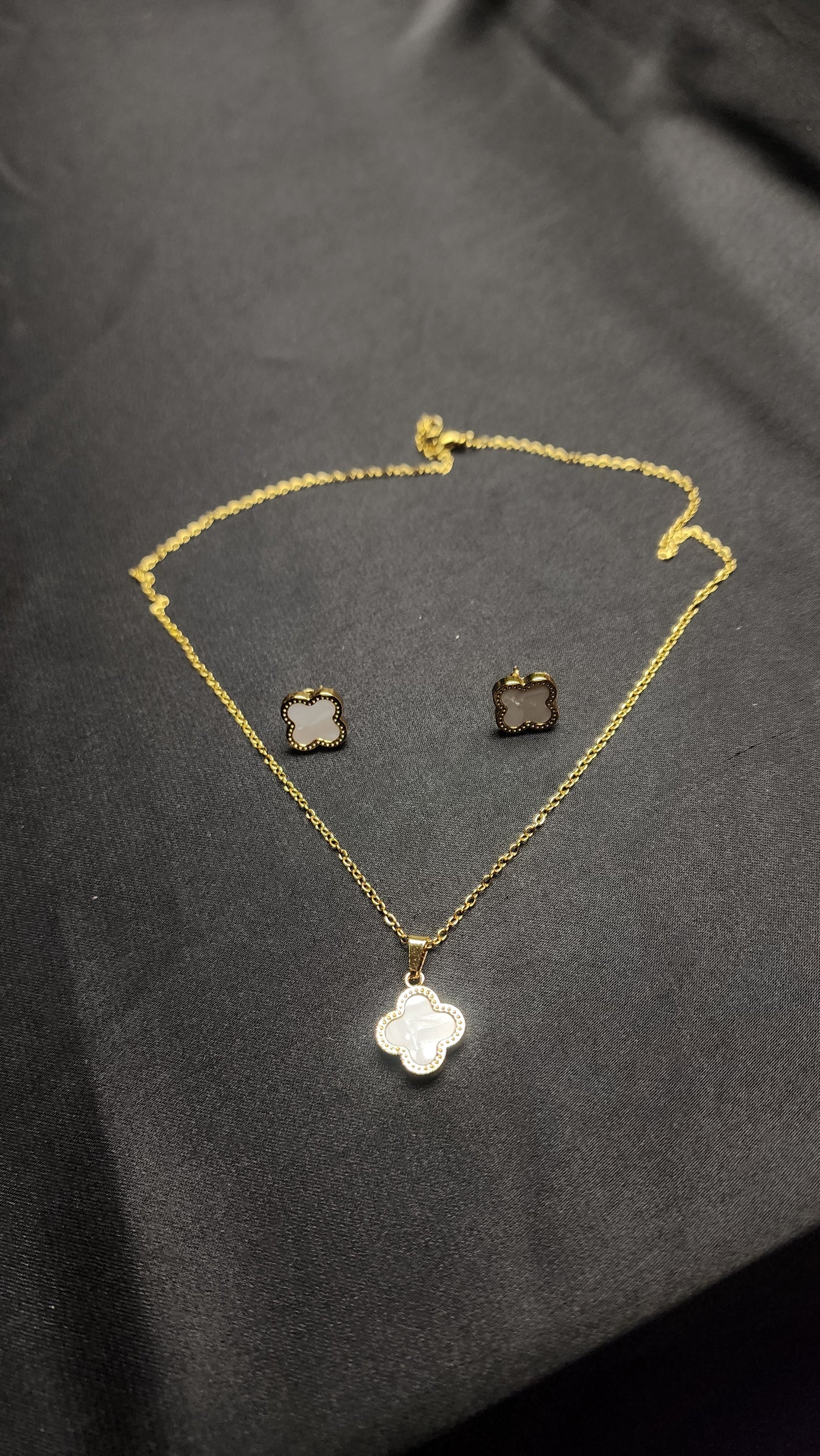 🌸 Flower Shape Locket Set