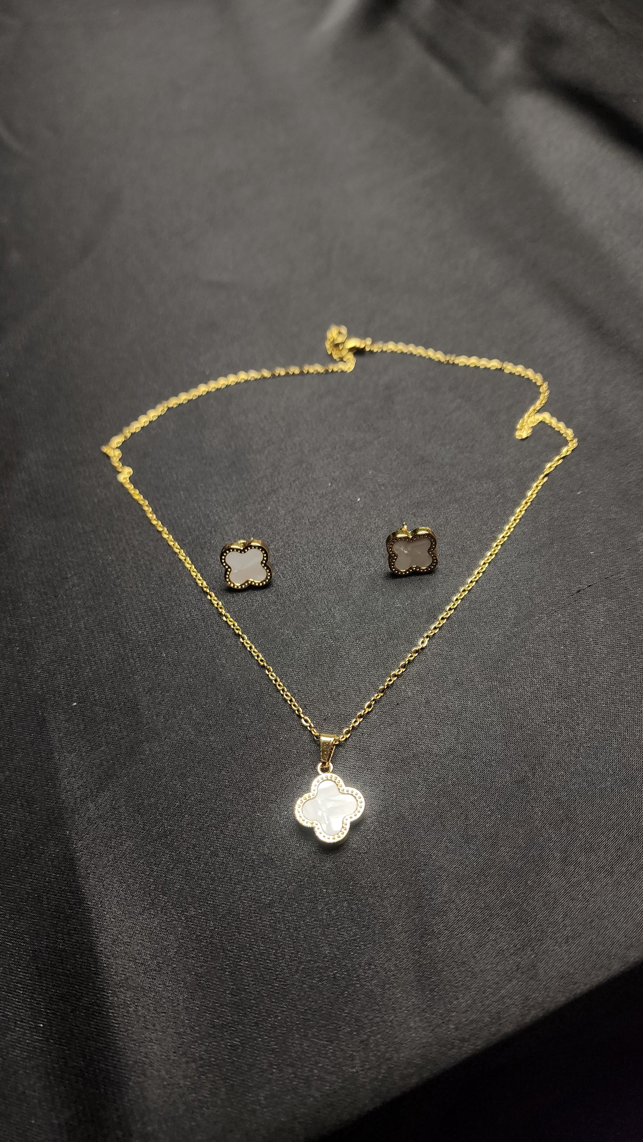 🌸 Flower Shape Locket Set