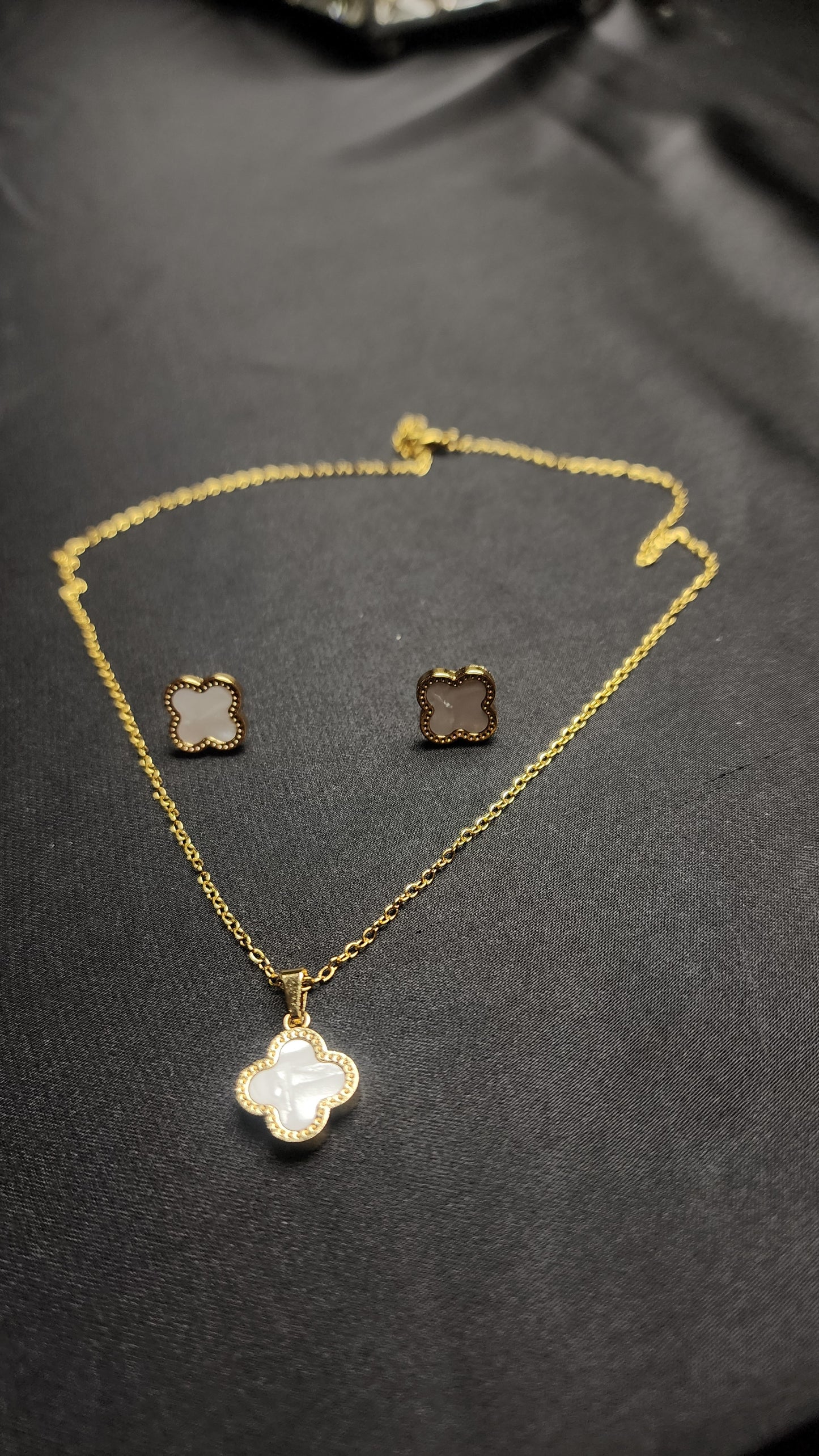 🌸 Flower Shape Locket Set