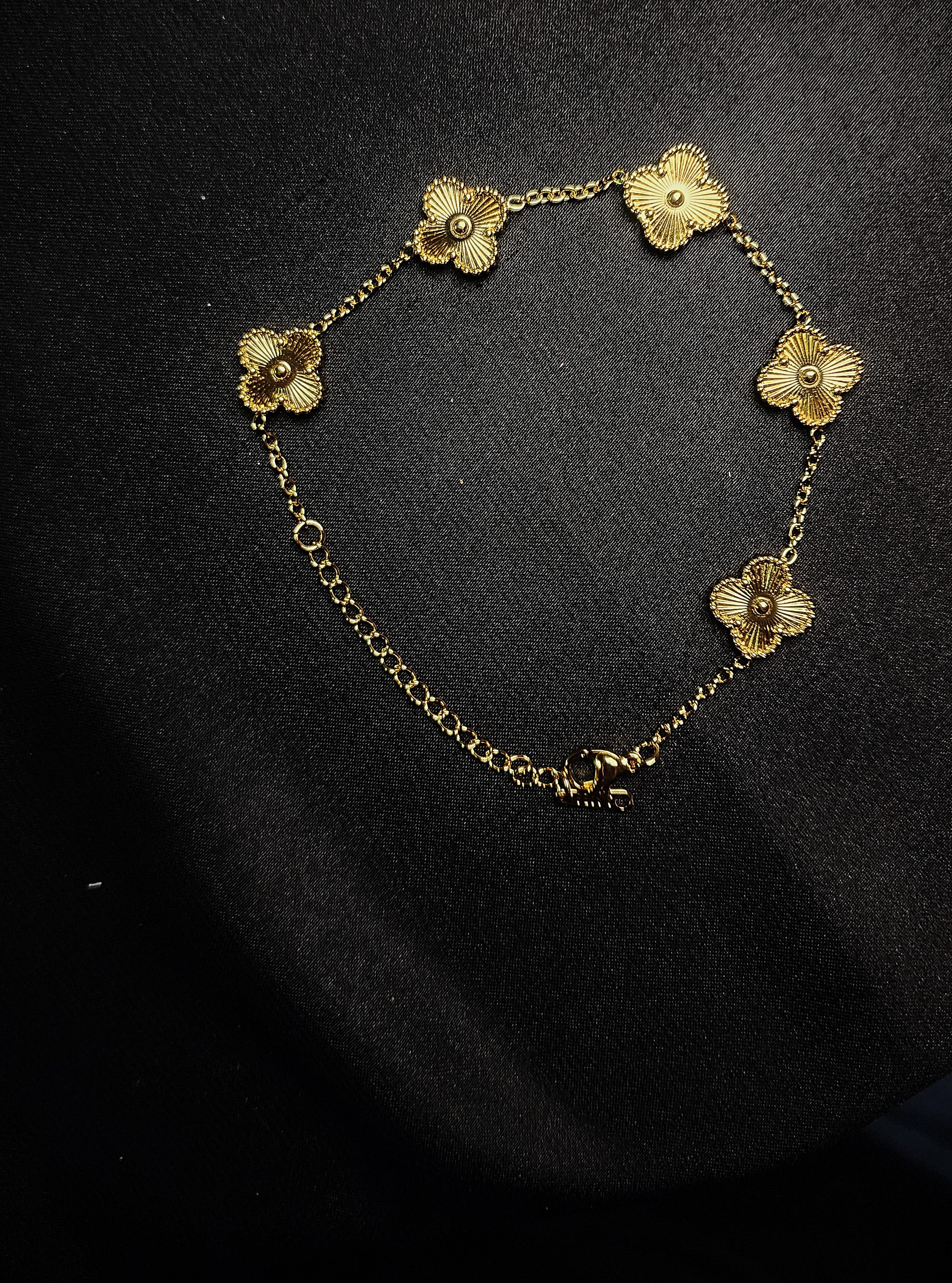🌸 Flower Shape Bracelet