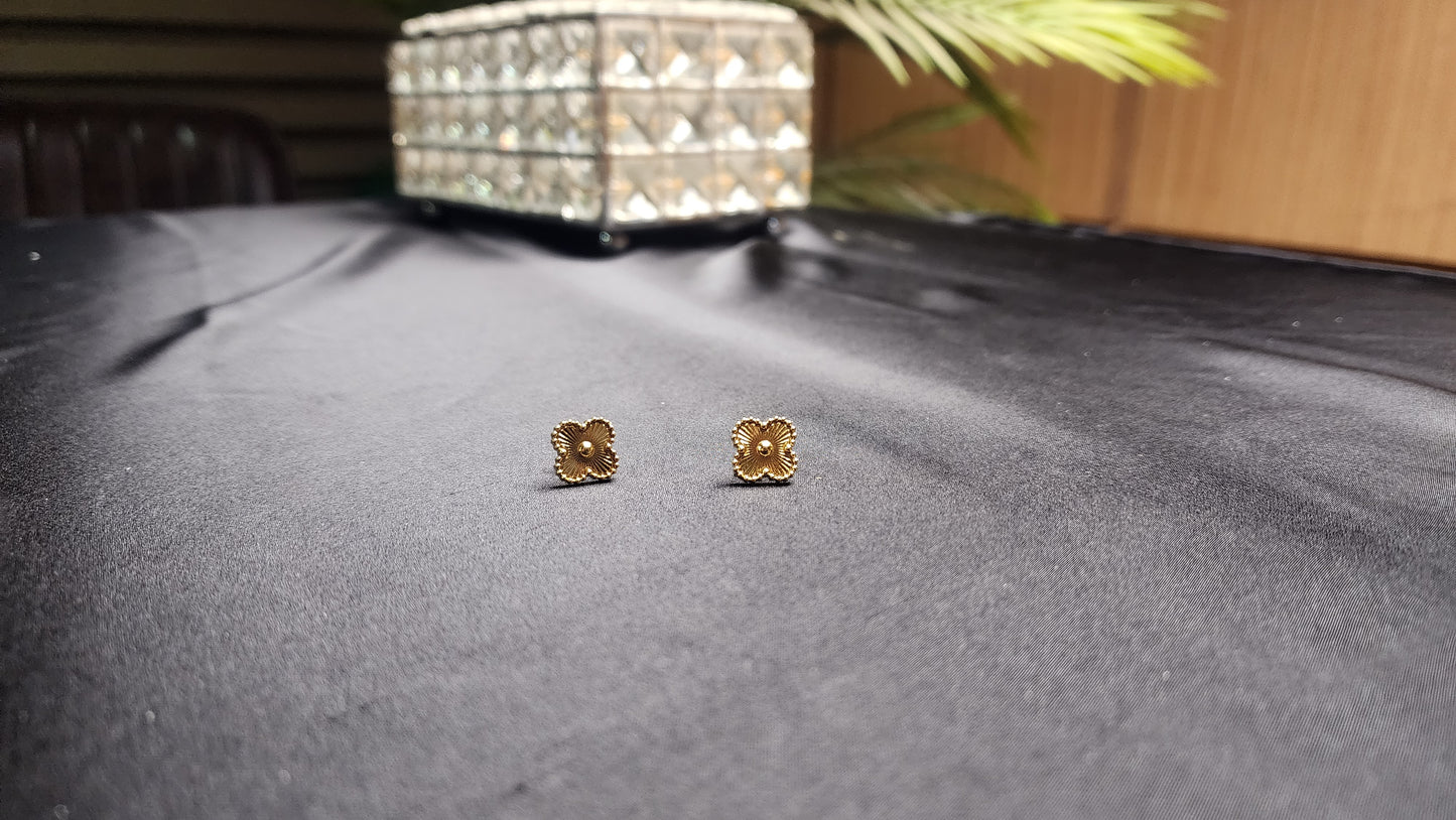 🌸 Flower Shape Locket Set