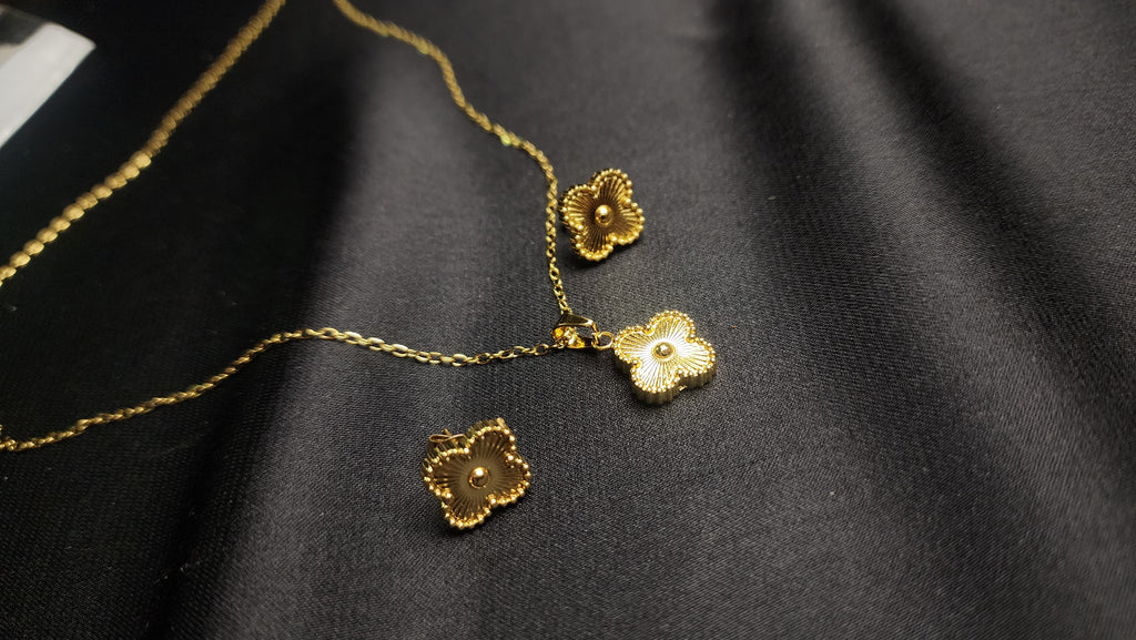 🌸 Flower Shape Locket Set