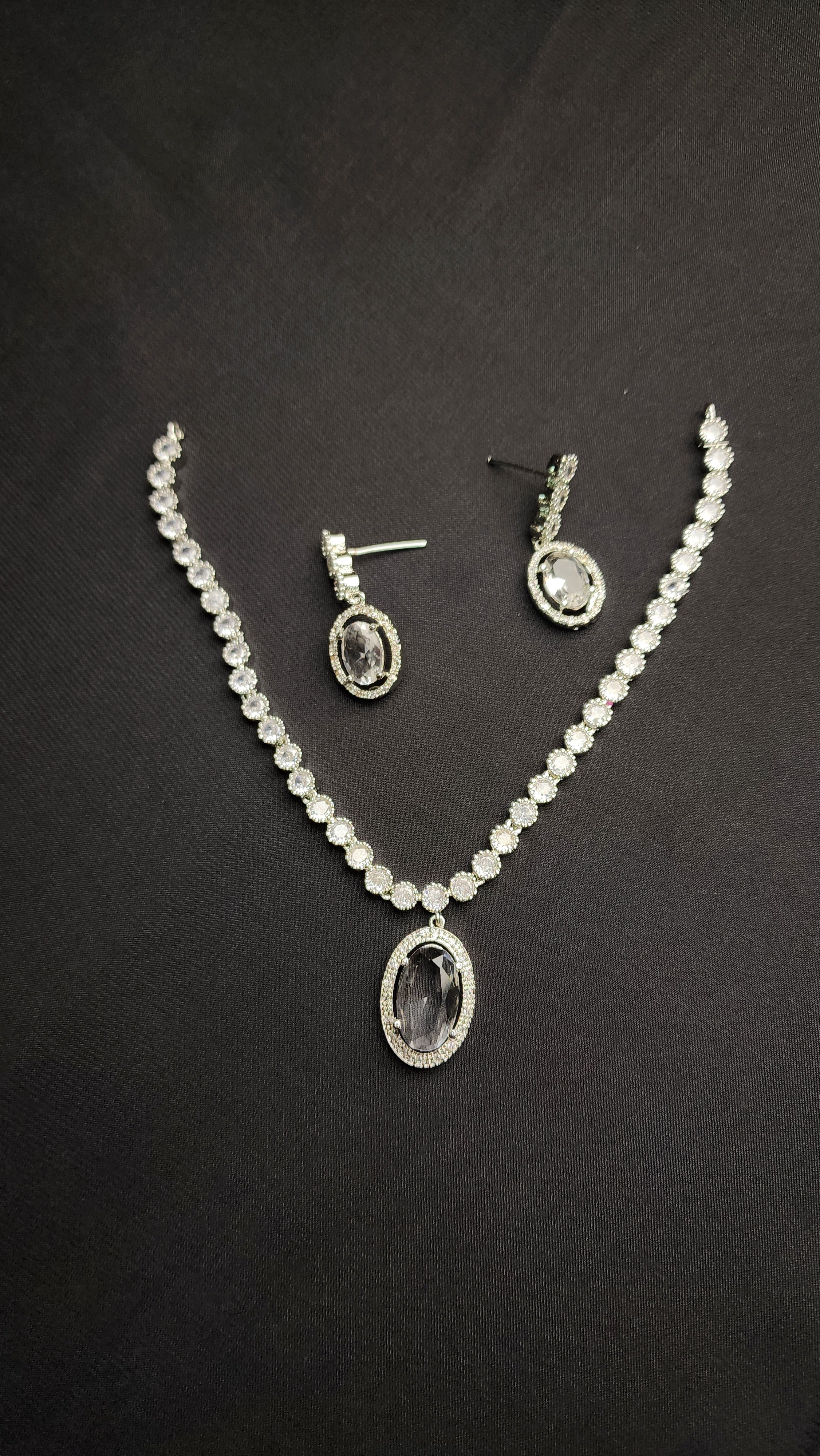 Necklace with a dazzling oval pendant and a matching pair of drop earrings