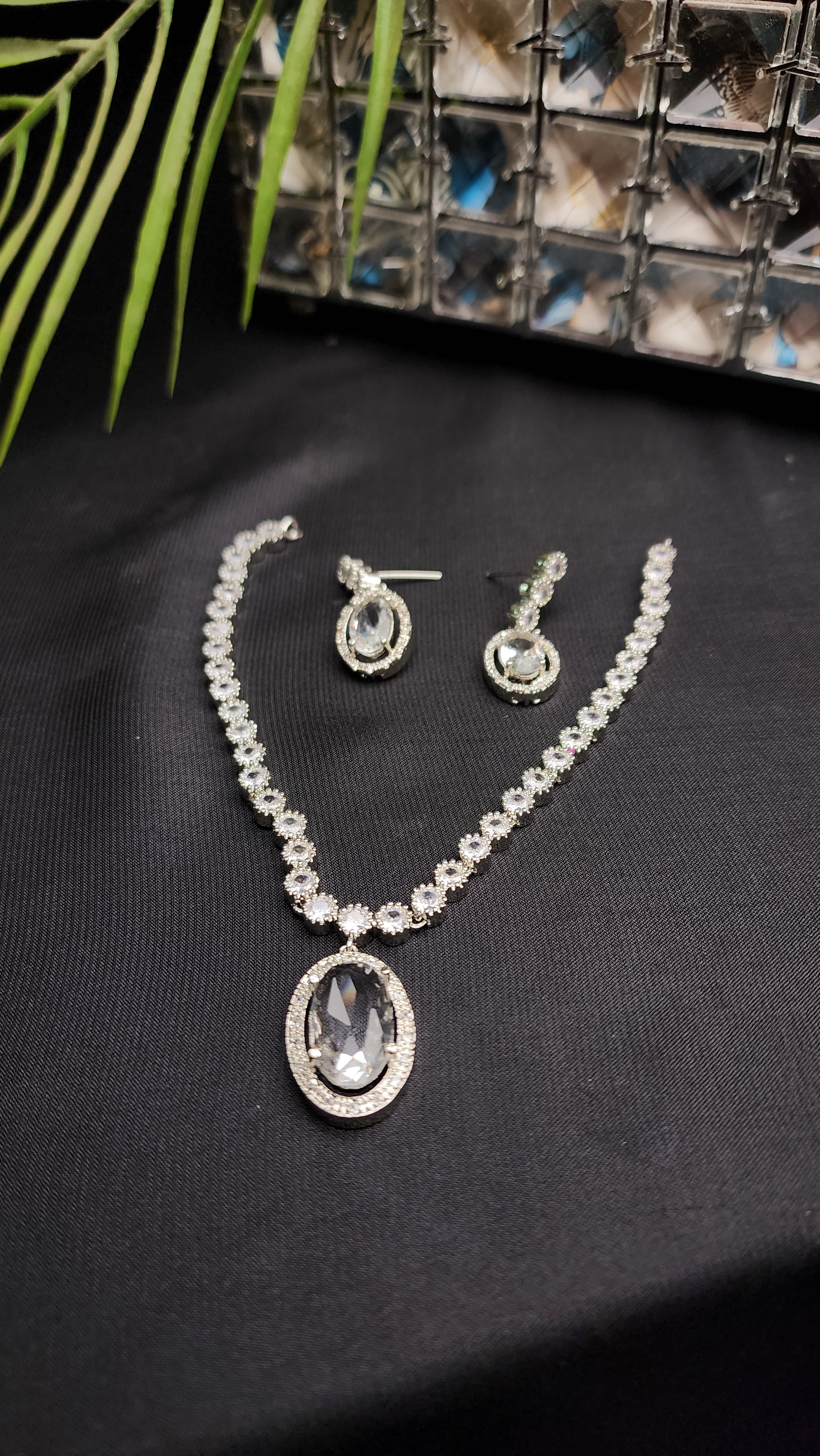 Necklace with a dazzling oval pendant and a matching pair of drop earrings