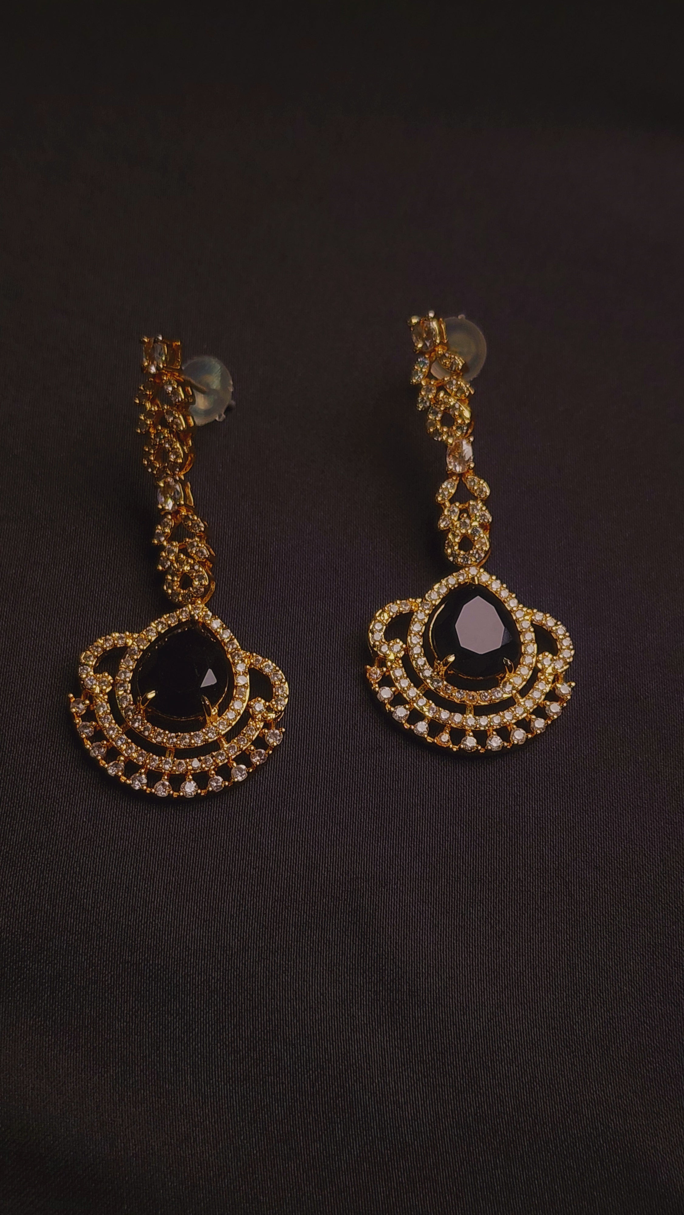 GOLD AND BLACK STONE EARING