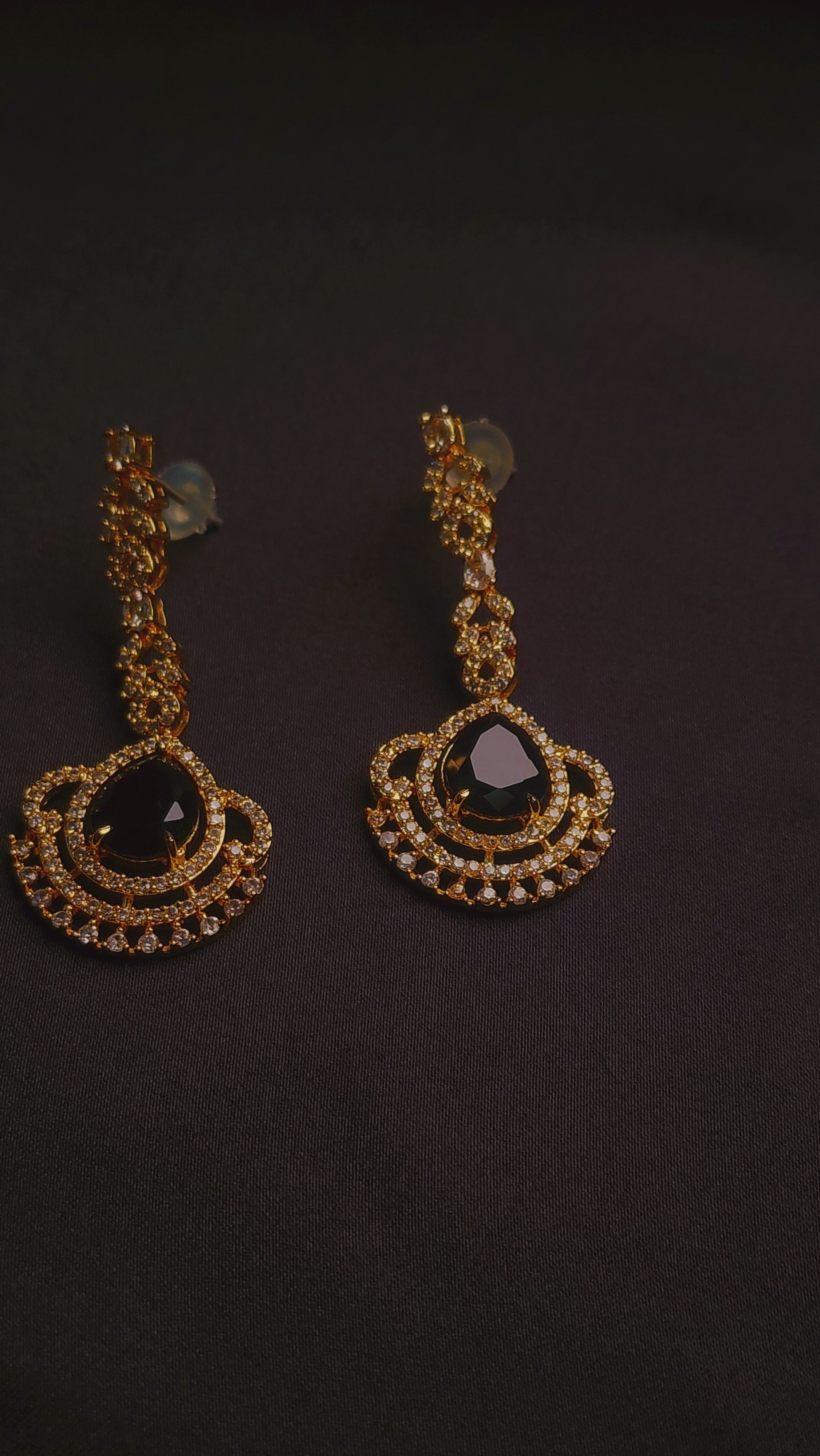 GOLD AND BLACK STONE EARING