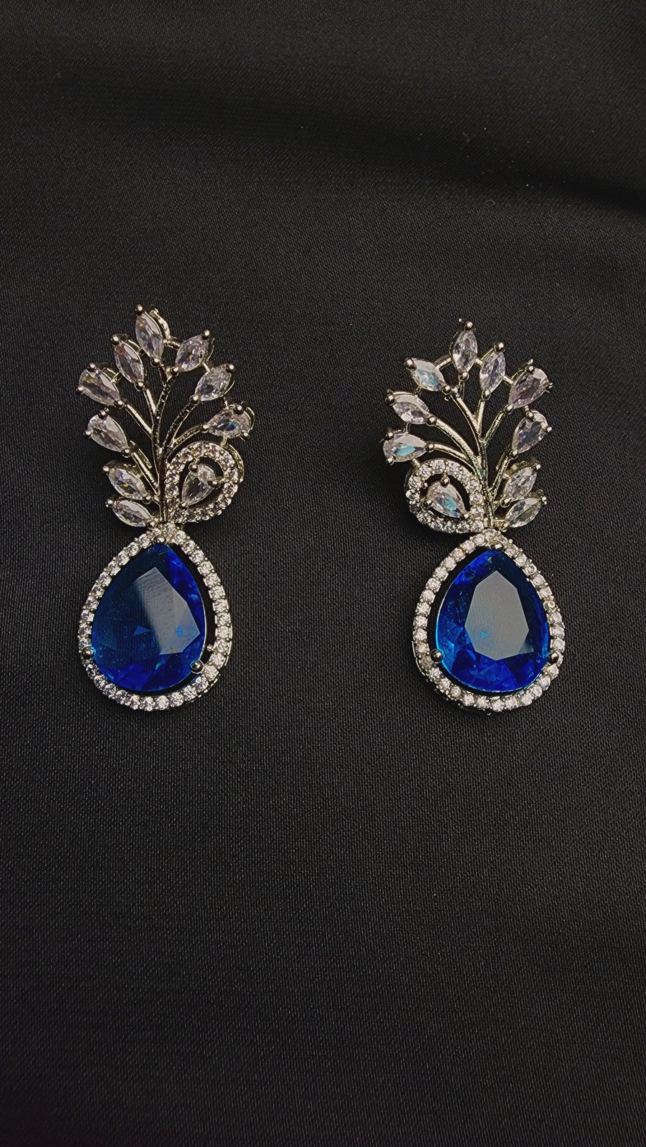 STUNNING TEARDROP SHAPED BLUE AMERICAN GEMSTONE