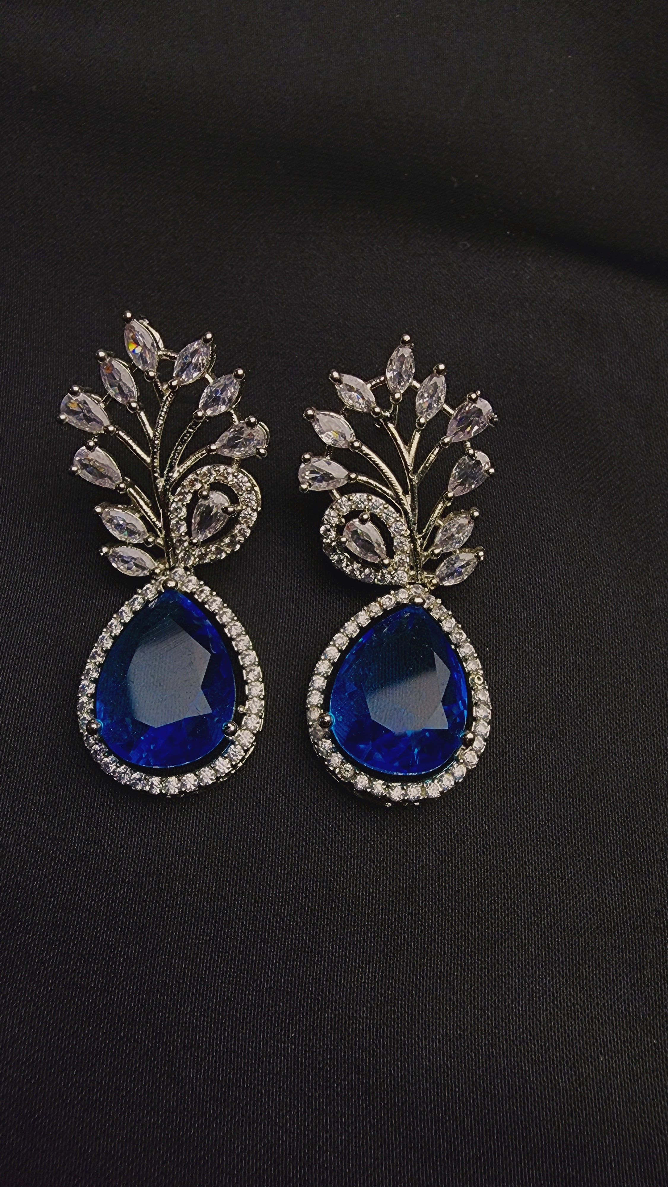 STUNNING TEARDROP SHAPED BLUE AMERICAN GEMSTONE