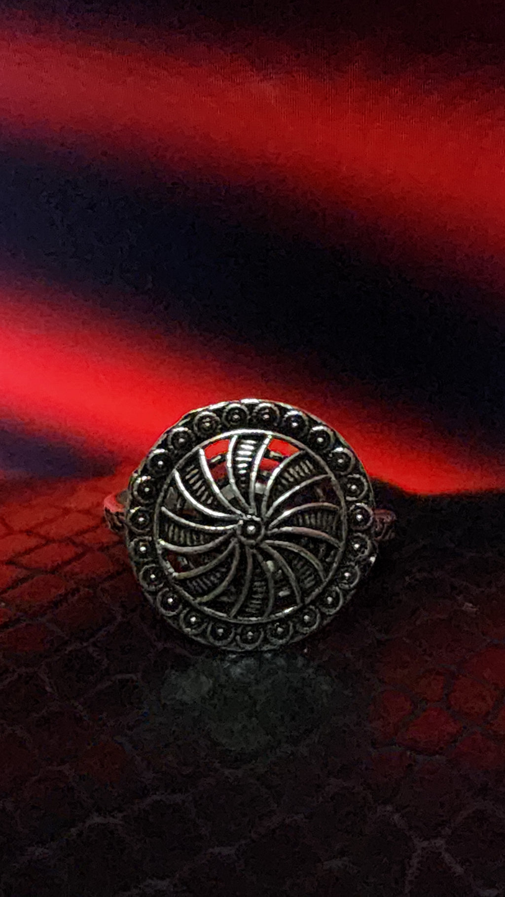 Vintage style silver Ring with a floral motif