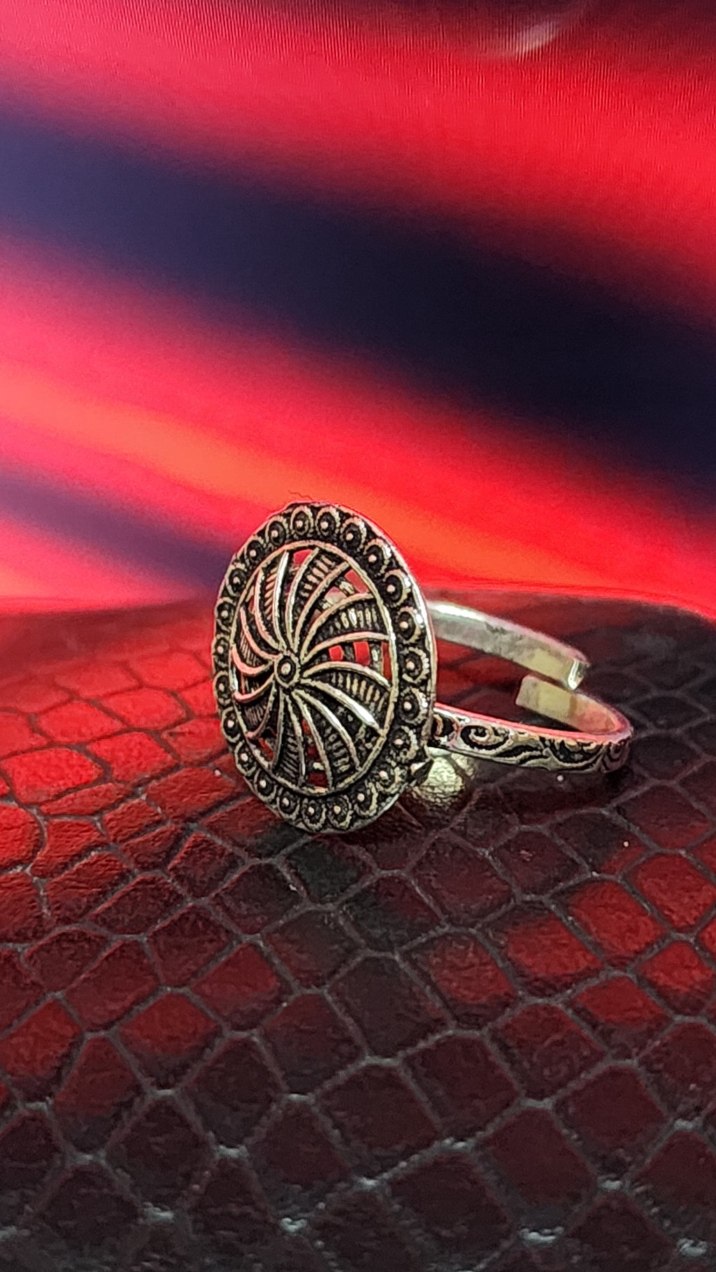 Vintage style silver Ring with a floral motif