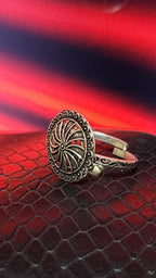 Vintage style silver Ring with a floral motif