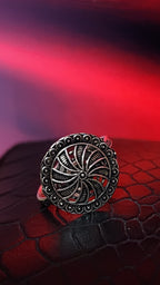 Vintage style silver Ring with a floral motif