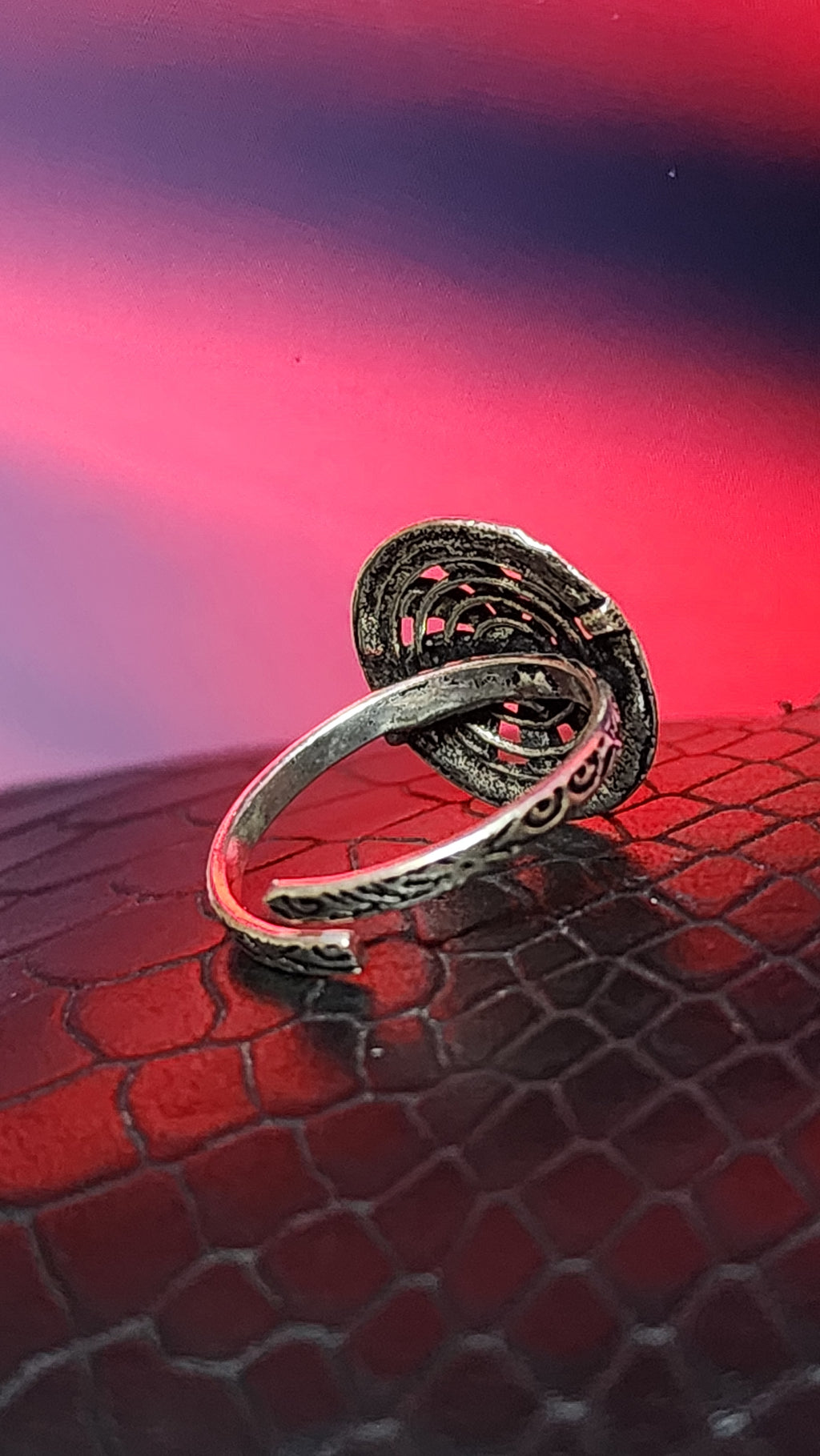 Vintage style silver Ring with a floral motif