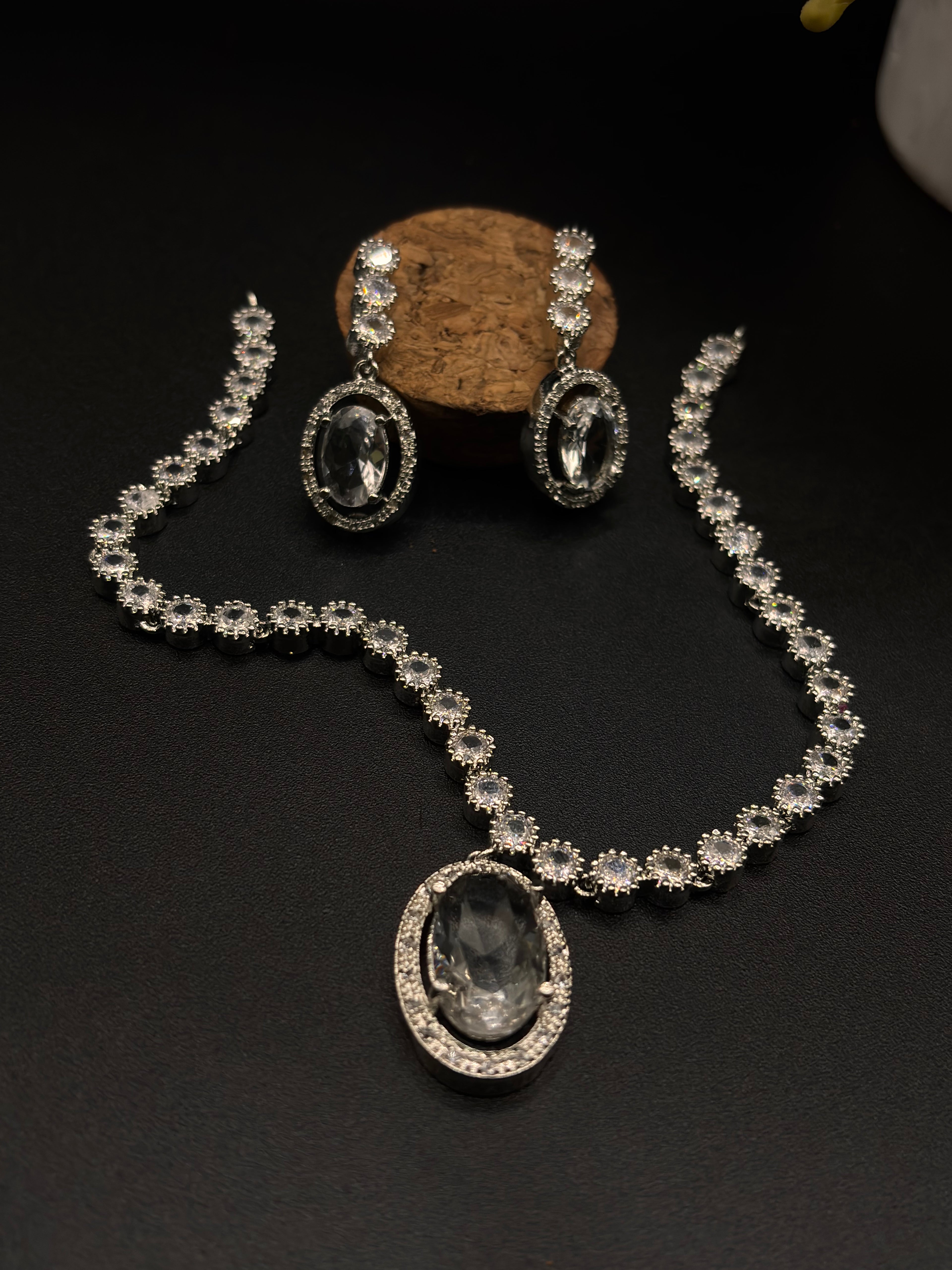 Necklace with a dazzling oval pendant and a matching pair of drop earrings