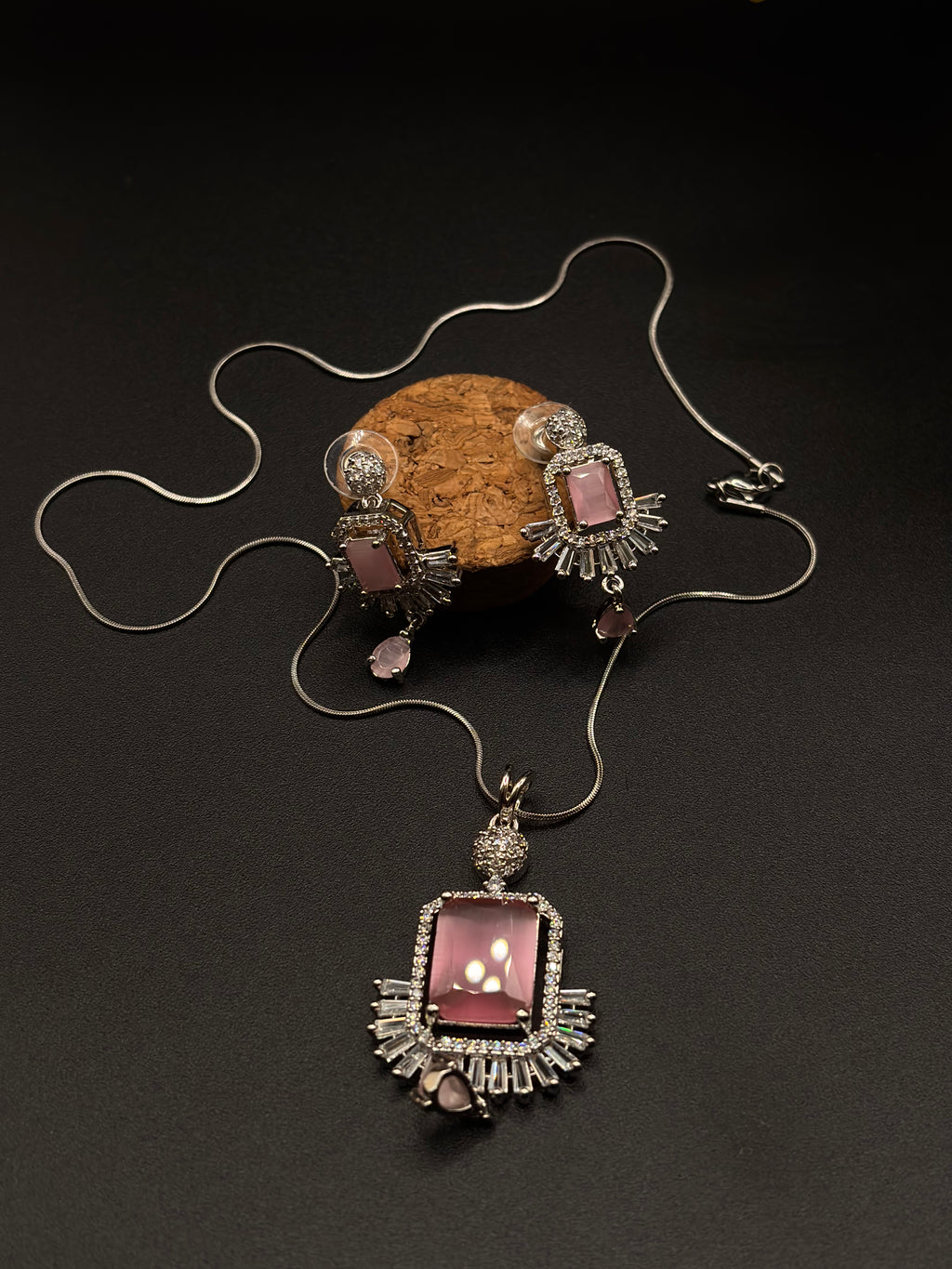 ELevate your style with this exquisite jewelry set