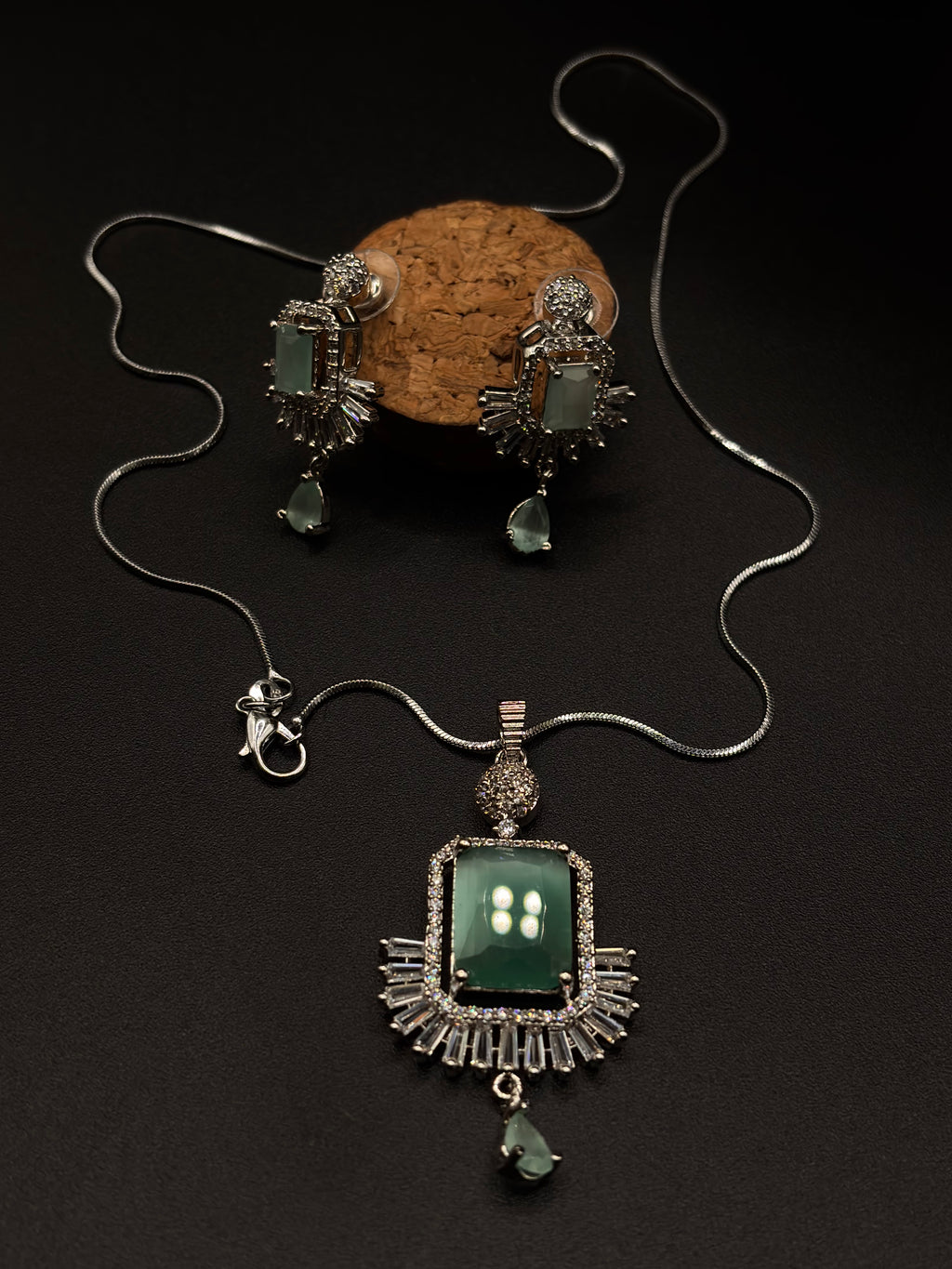 ELevate your style with this exquisite jewelry set