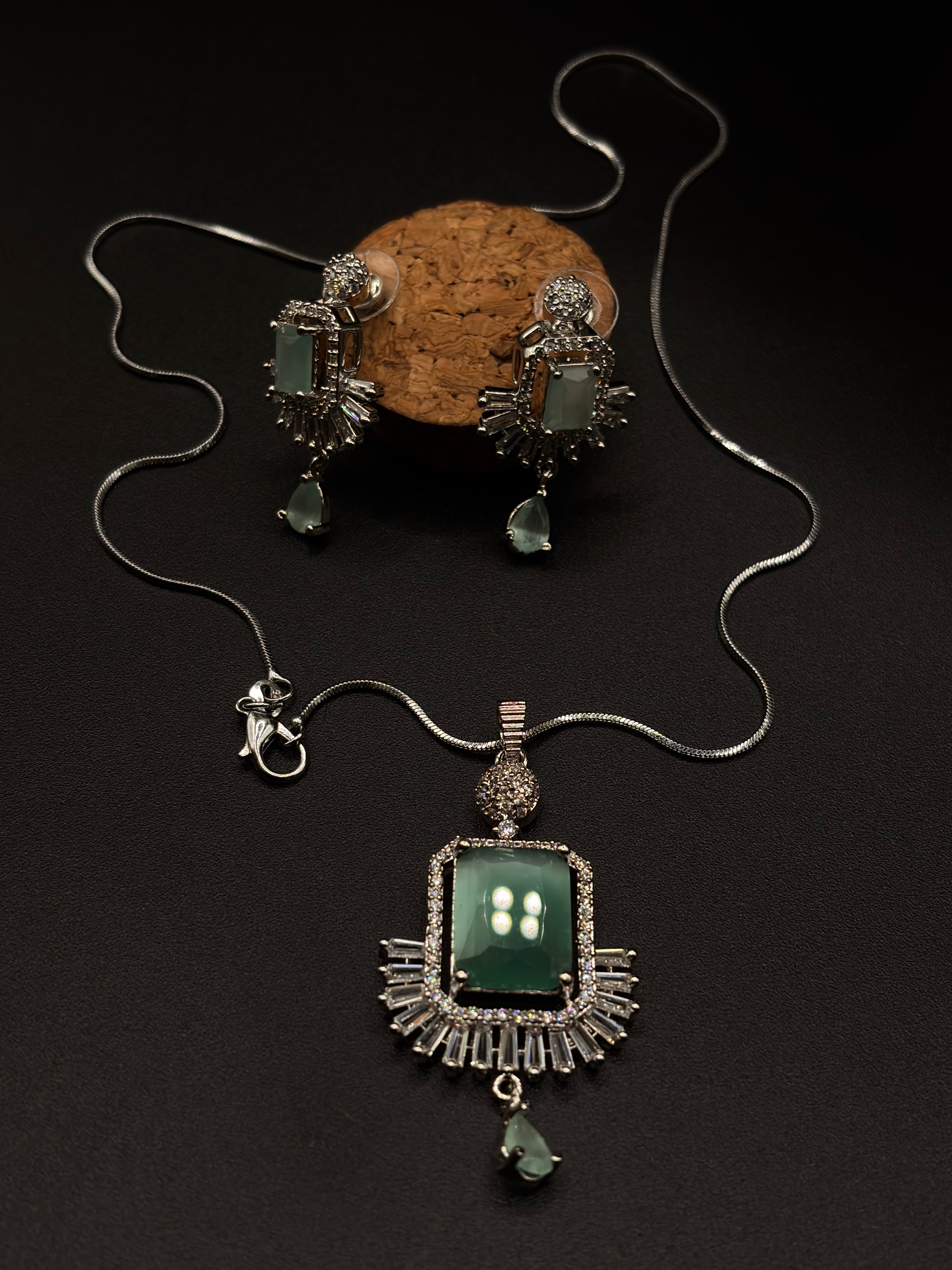 ELevate your style with this exquisite jewelry set